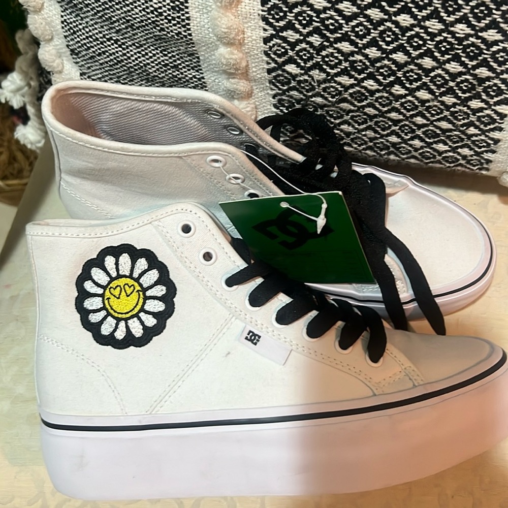 DG White PLATFORM Flower shoes FLOWER  SIZE 7